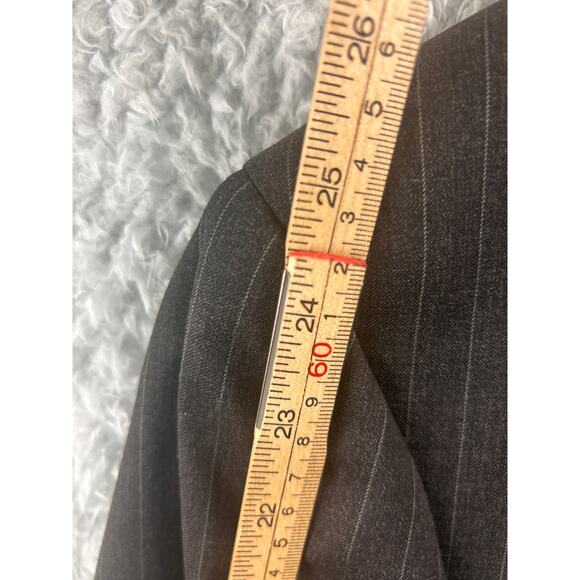 Brooks Brothers 1818 Collection men’s blazer in a gray pinstripe wool - Picture 12 of 16